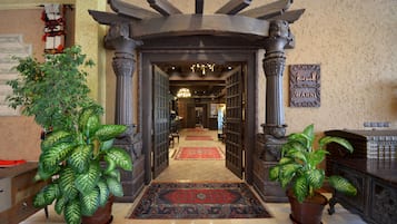 2 ristoranti, aperti a colazione e a pranzo, cucina internazionale