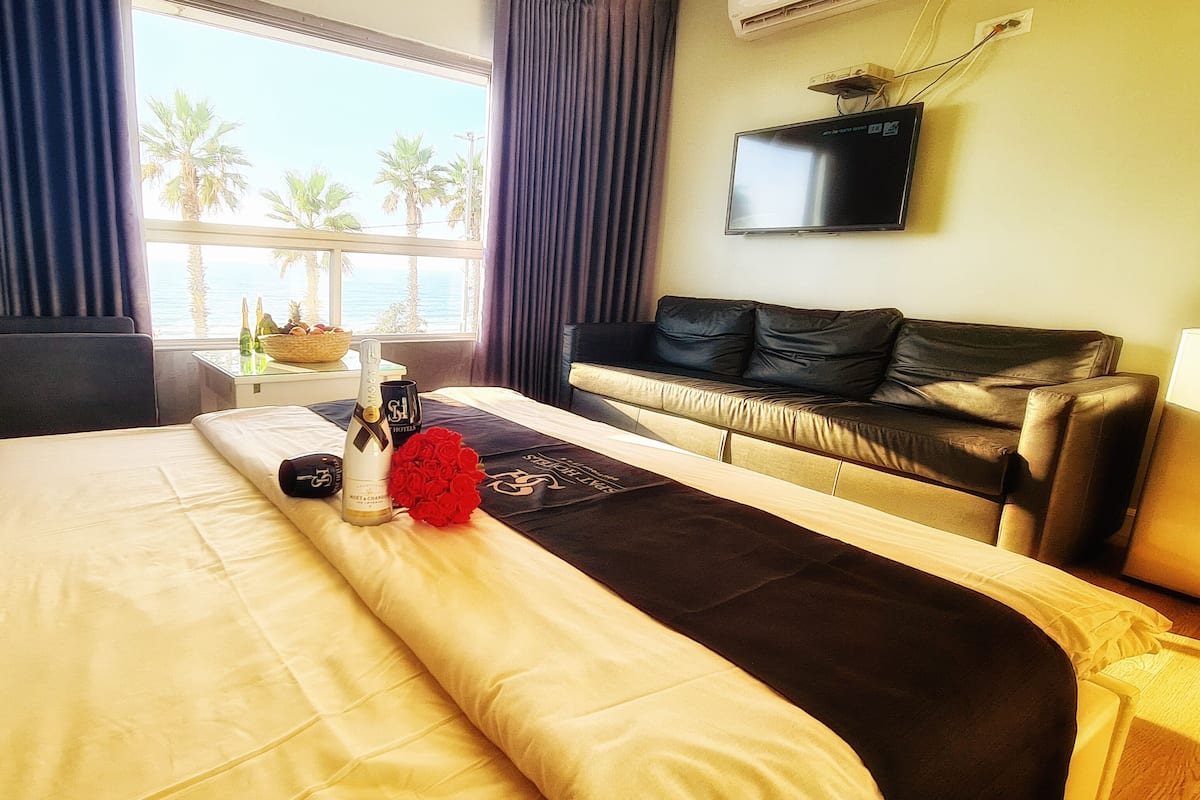 Classic Suite, 1 Bedroom | 1 bedroom, minibar, in-room safe, desk