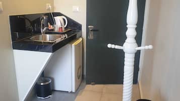 Habitación clásica, 1 habitación, vistas al mar | Cocina privada | Frigorífico, cafetera o tetera y hervidor eléctrico
