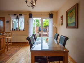 Comfort House, 3 Bedrooms, Patio | In-room dining - Woodfield House (Galway)