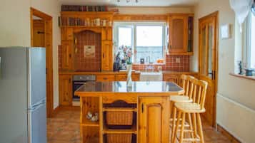 Comfort House, 3 Bedrooms, Patio | Private kitchen