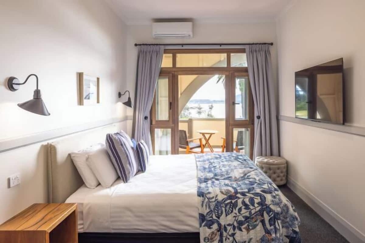 Blackout drapes, free WiFi, bed sheets