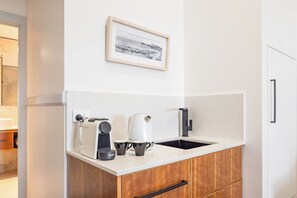 Ocean View King Suite (Hotel) | Cozinha privada | Cafeteira/chaleira