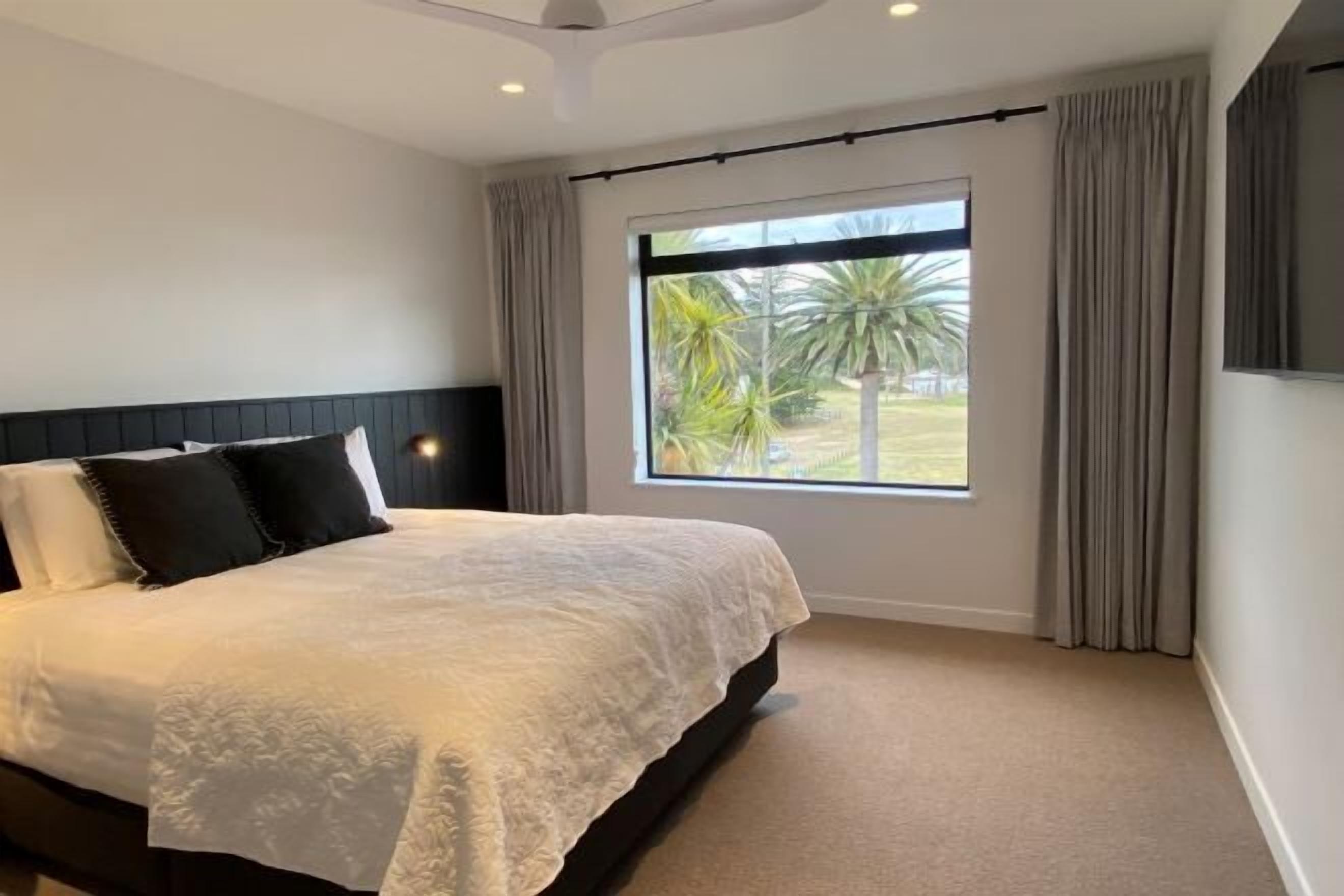 Cortinas opacas, wifi gratis, ropa de cama