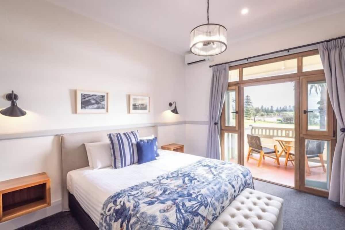 Blackout drapes, free WiFi, bed sheets