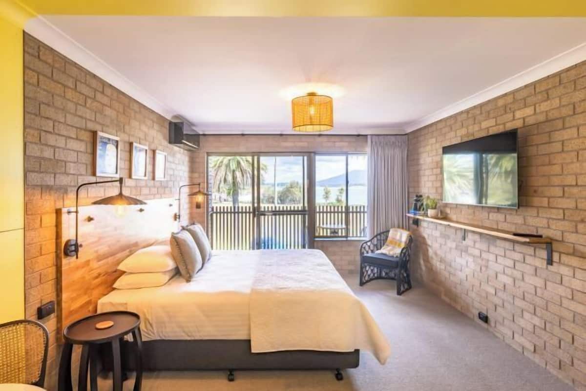 Blackout drapes, free WiFi, bed sheets