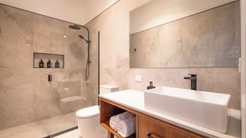 Ducha, secador de pelo, toallas, jabón