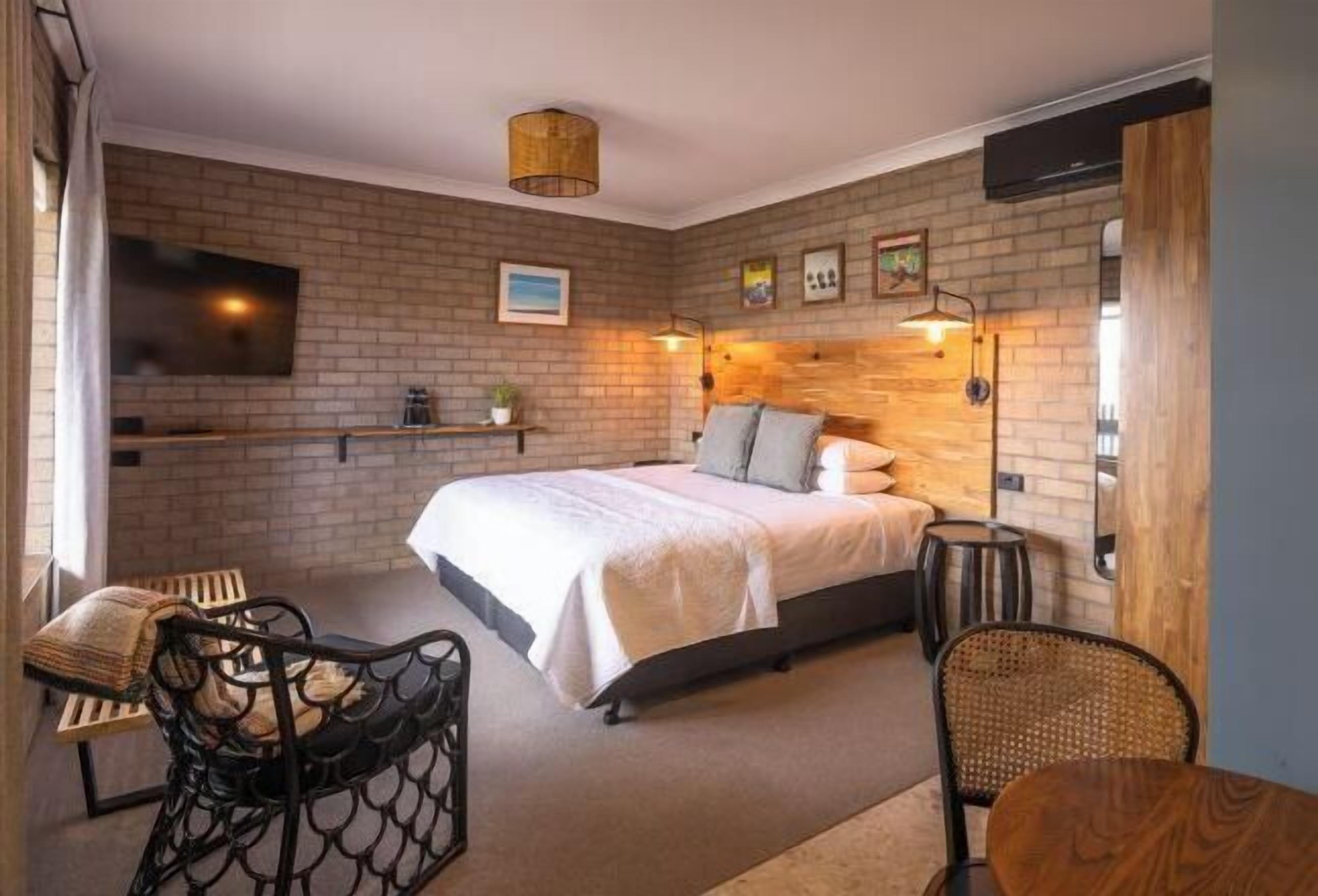 Blackout drapes, free WiFi, bed sheets