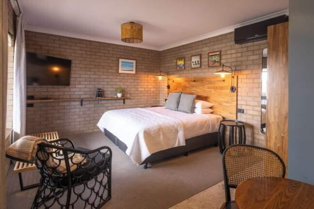 Blackout drapes, free WiFi, bed sheets