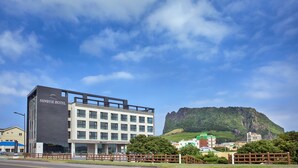 Un moderno Hotel Sunrise con una imponente montaña al fondo.