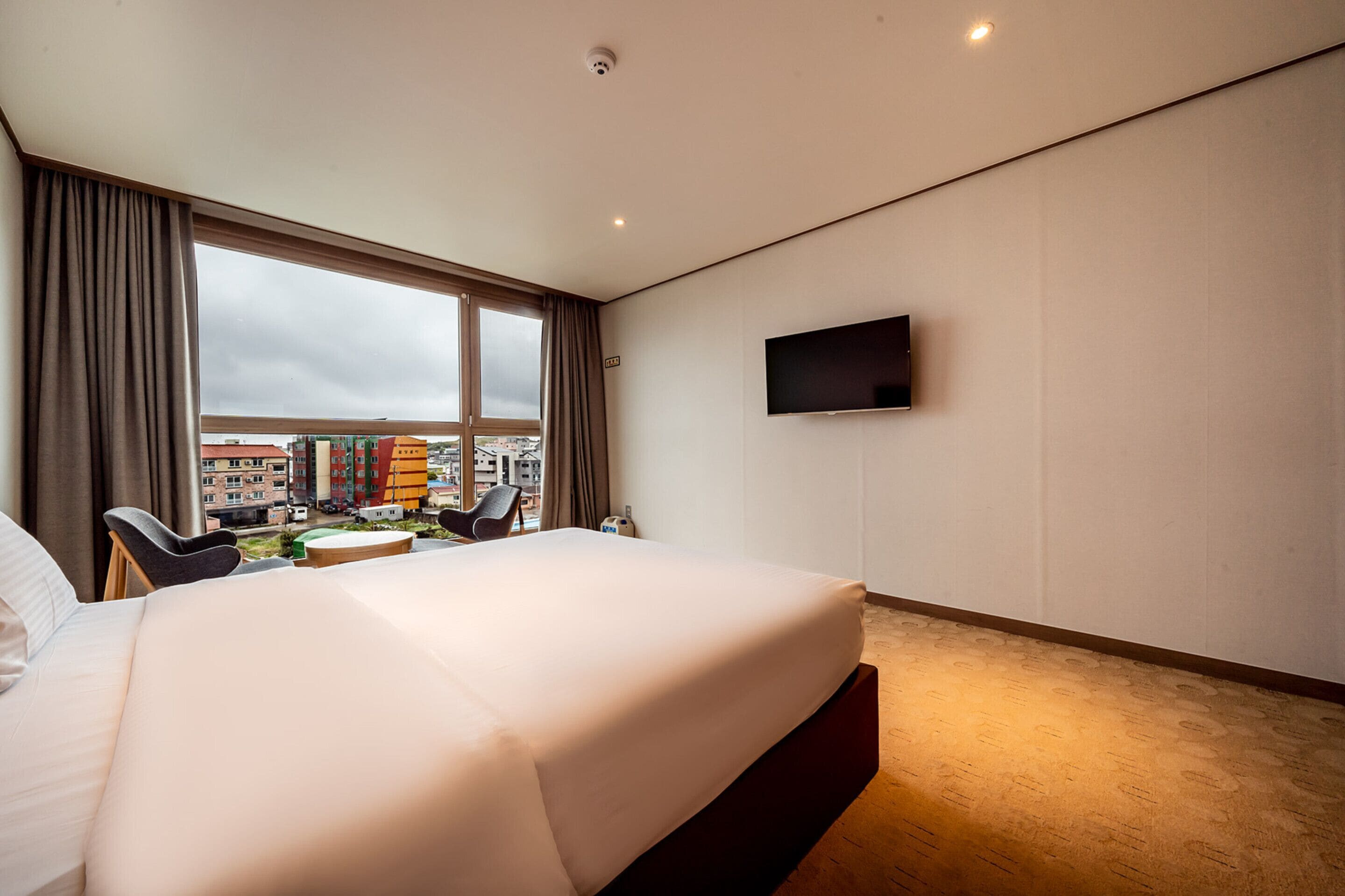 s - double | blackout curtains, soundproofing, free wifi, bed sheets