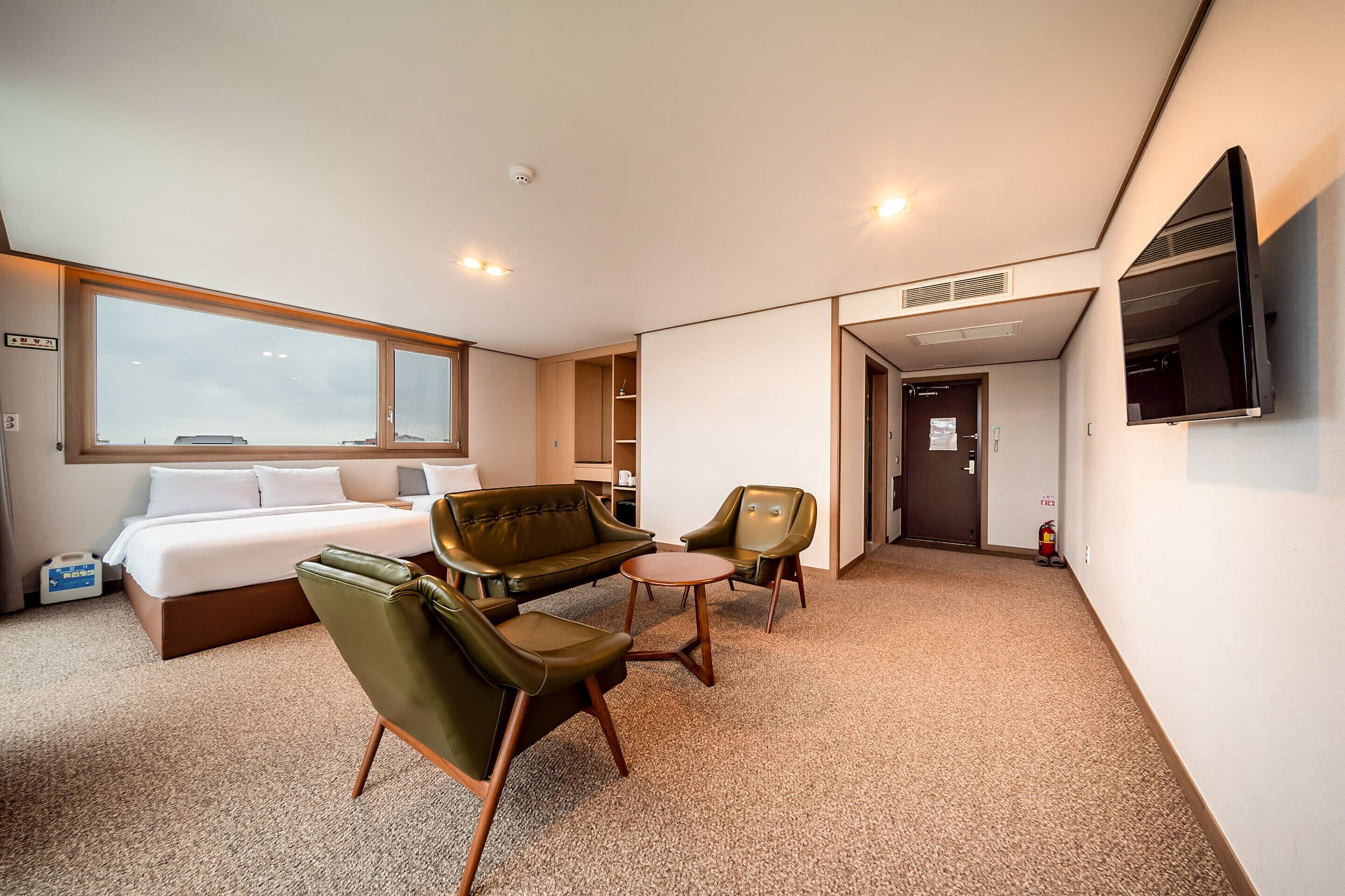 s - superior (window type - random) | blackout curtains, soundproofing, free wifi, bed sheets