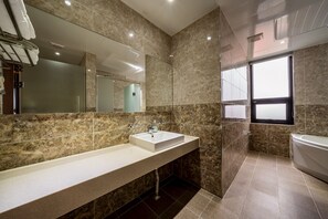 Quarto superior (Window type - Random) | Banheiro | Secador de cabelo, chinelos, toalhas de banho, sabonete