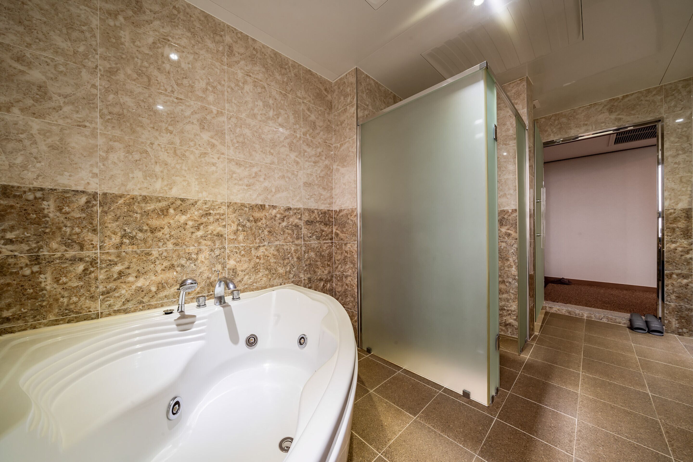 s - superior (window type - random) | bathroom | hair dryer, slippers, towels, soap