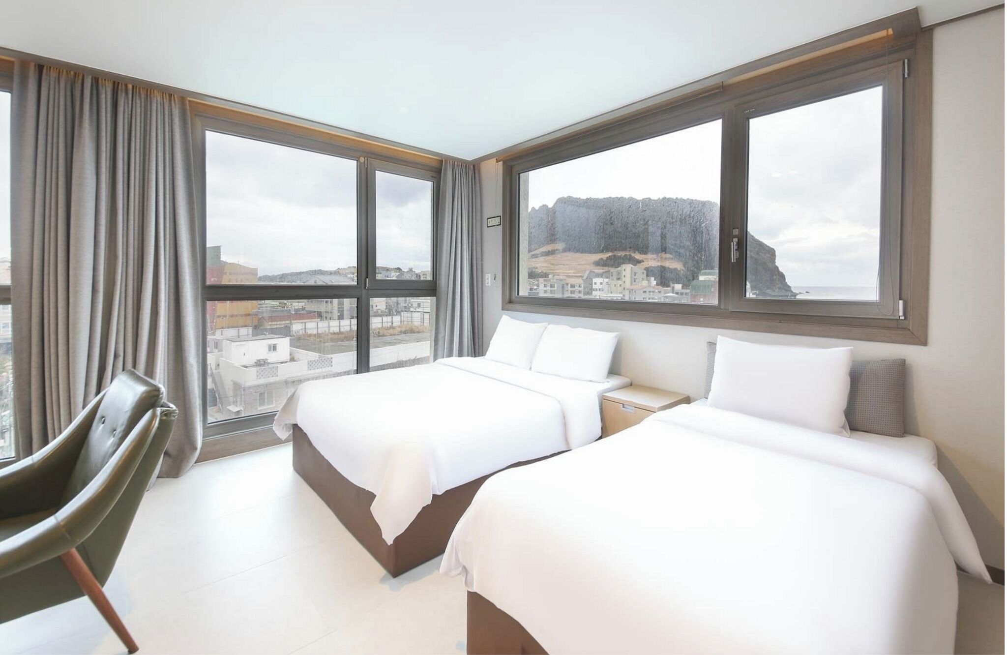 S - Superior Corner | Blackout drapes, soundproofing, free WiFi, bed sheets