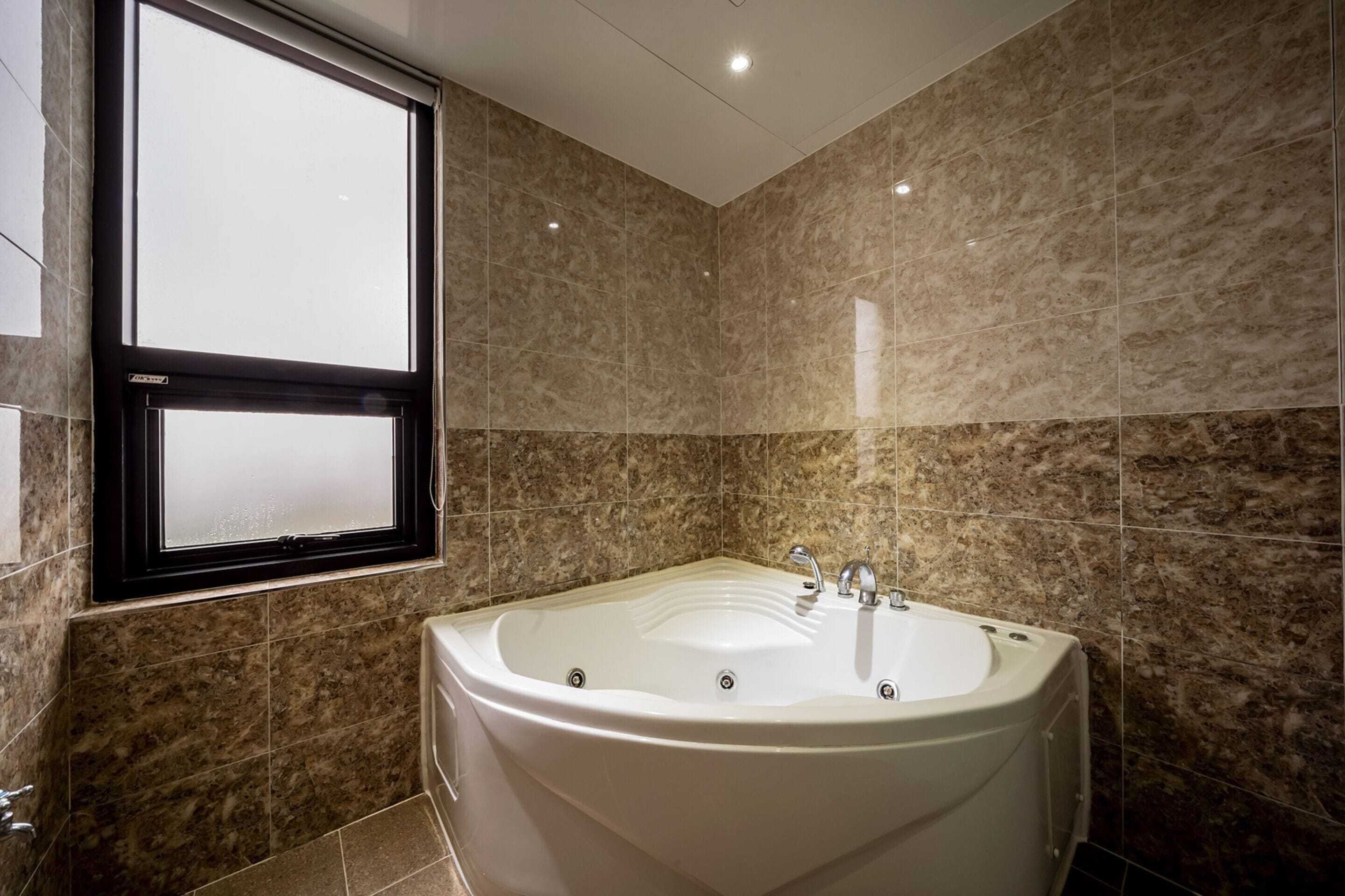 s - superior (window type - random) | jetted bathtub