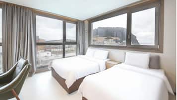 S - Superior Corner | Blendingsgardiner, lydisolert, wi-fi (inkludert) og sengetรธy