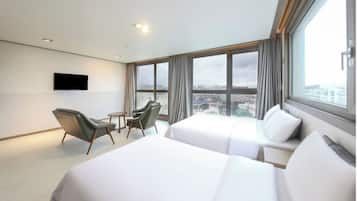 S - Superior Corner | Cortinas opacas, sistema de insonorización, wifi gratis y ropa de cama