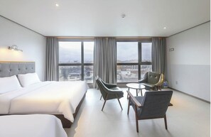 Blackout curtains, soundproofing, free WiFi, bed sheets - Sunrise Hotel Sungsan (Seogwipo)