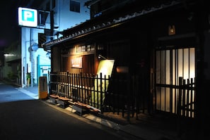 Vista frontal de la propiedad por la tarde o noche