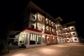 Front of property – evening/night - Somsamai Style Apartment (Khon Kaen)