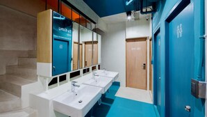 Shower, free toiletries, towels - The BOB hostel (Bangkok)