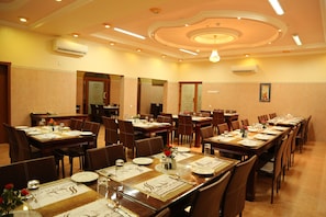 Se sirven desayunos, almuerzos y cenas; cocina internacional