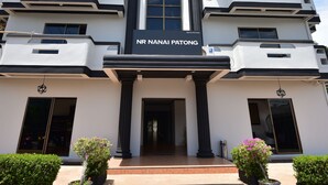 Un edificio moderno con un letrero que dice "NR NAI PATONG".