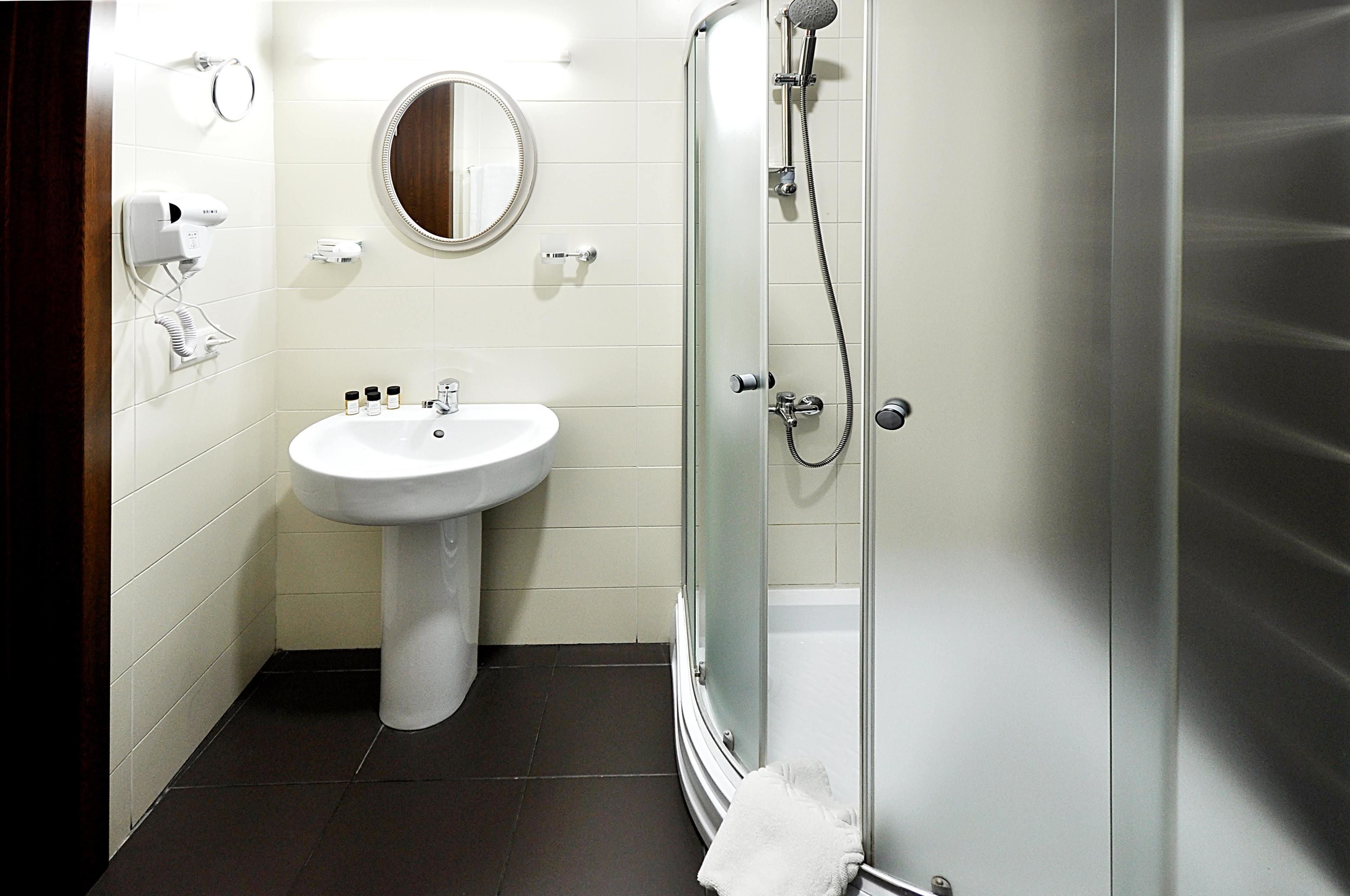 standard double room, city view | bathroom | shower, free toiletries, hair dryer, towels