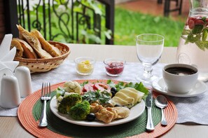 Daily continental breakfast for a fee - Hotel Frida (Tbilisi)