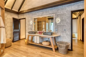 Beach Pool Pavilion -2 Bedroom Suite | 浴室 | 独立的浴缸和淋浴、大花洒淋浴喷头、免费洗浴用品、吹风机