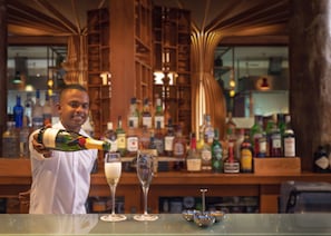 3 bars/lounges, poolside bar - OZEN LIFE MAADHOO - Luxury All Inclusive with Free Transfers (Maadhoo)