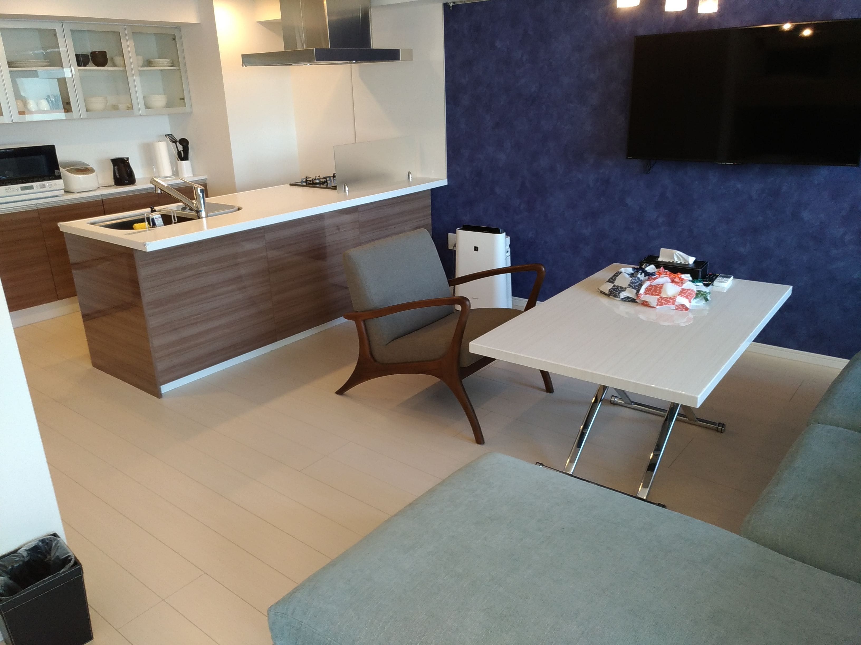 suite room with comfort couch, non smoking | premium bedding, in-room safe, blackout curtains, soundproofing