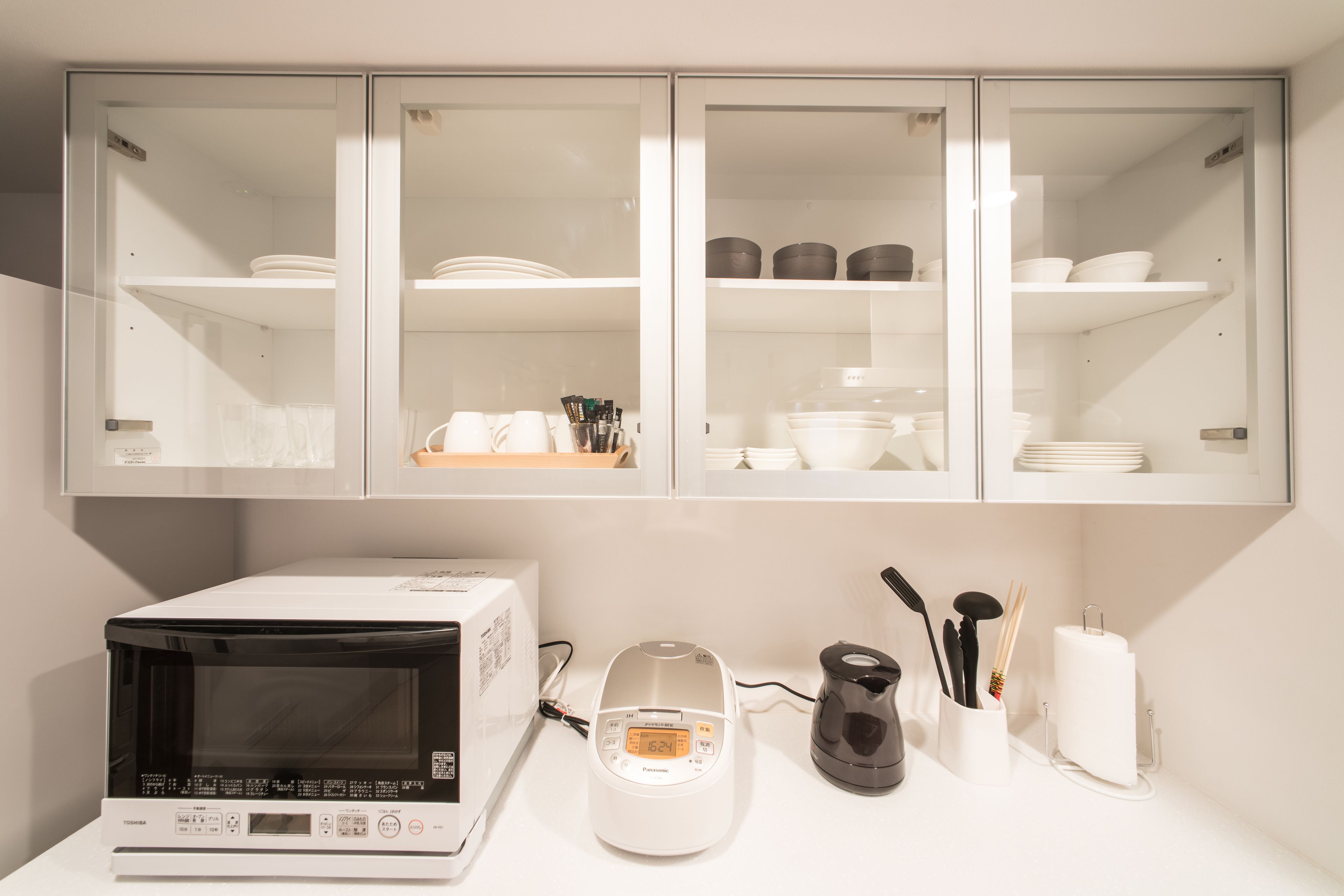 full-sized fridge, microwave, electric kettle, cookware/dishes/utensils