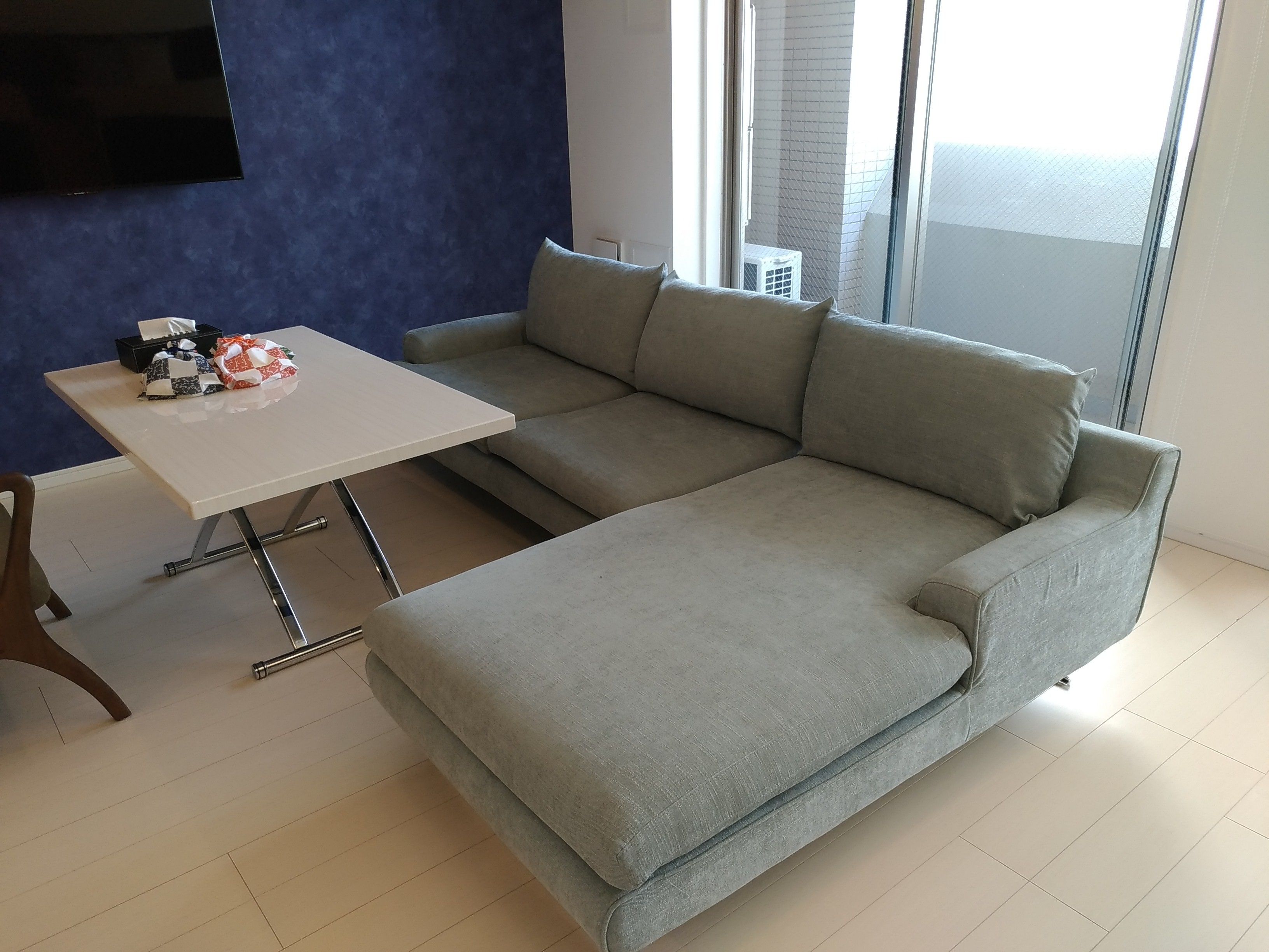 suite room with comfort couch, non smoking | premium bedding, in-room safe, blackout curtains, soundproofing