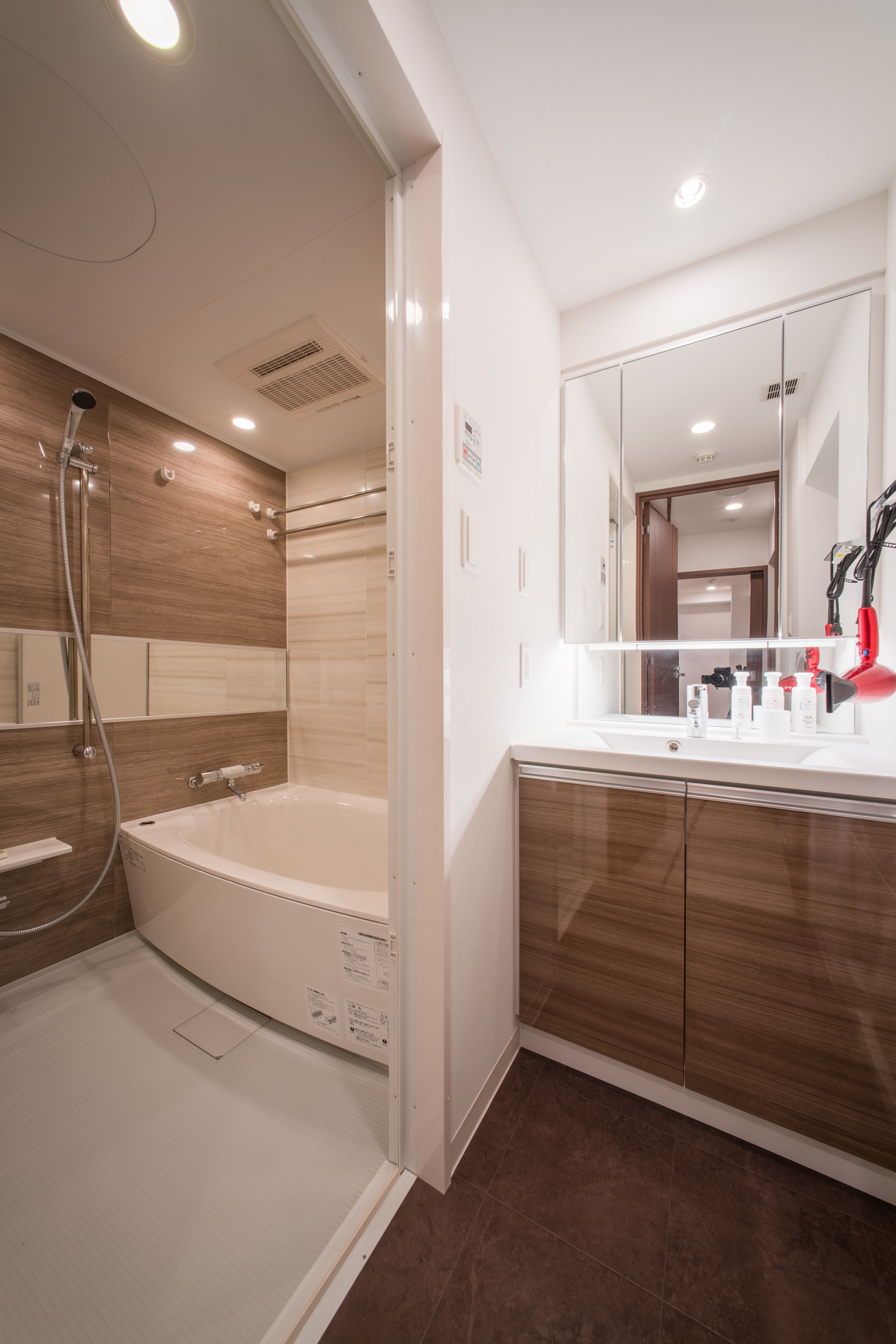 separate bathtub and shower, deep-soaking bathtub, free toiletries