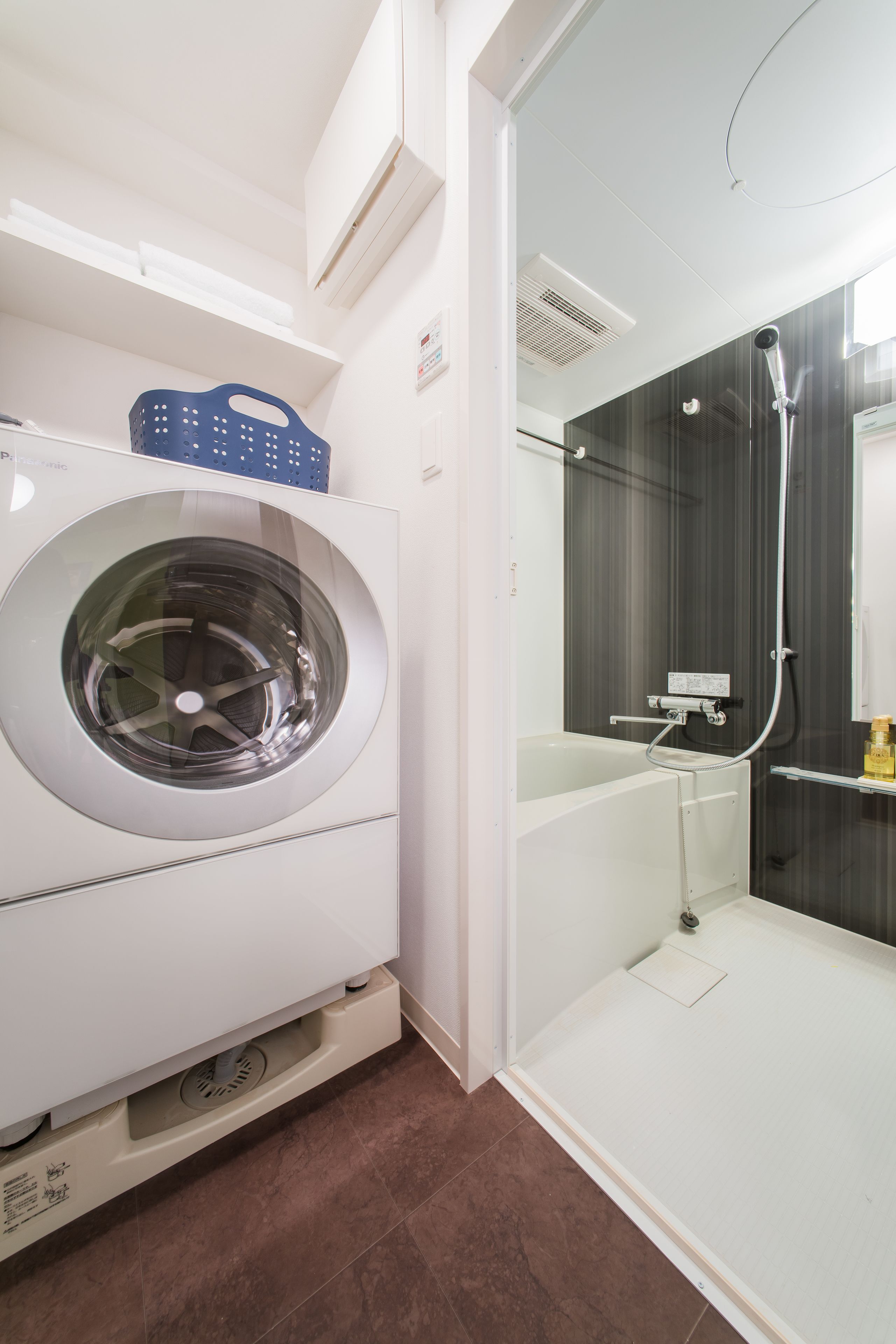 twin room, non smoking | bathroom | separate bathtub and shower, deep-soaking bathtub, free toiletries