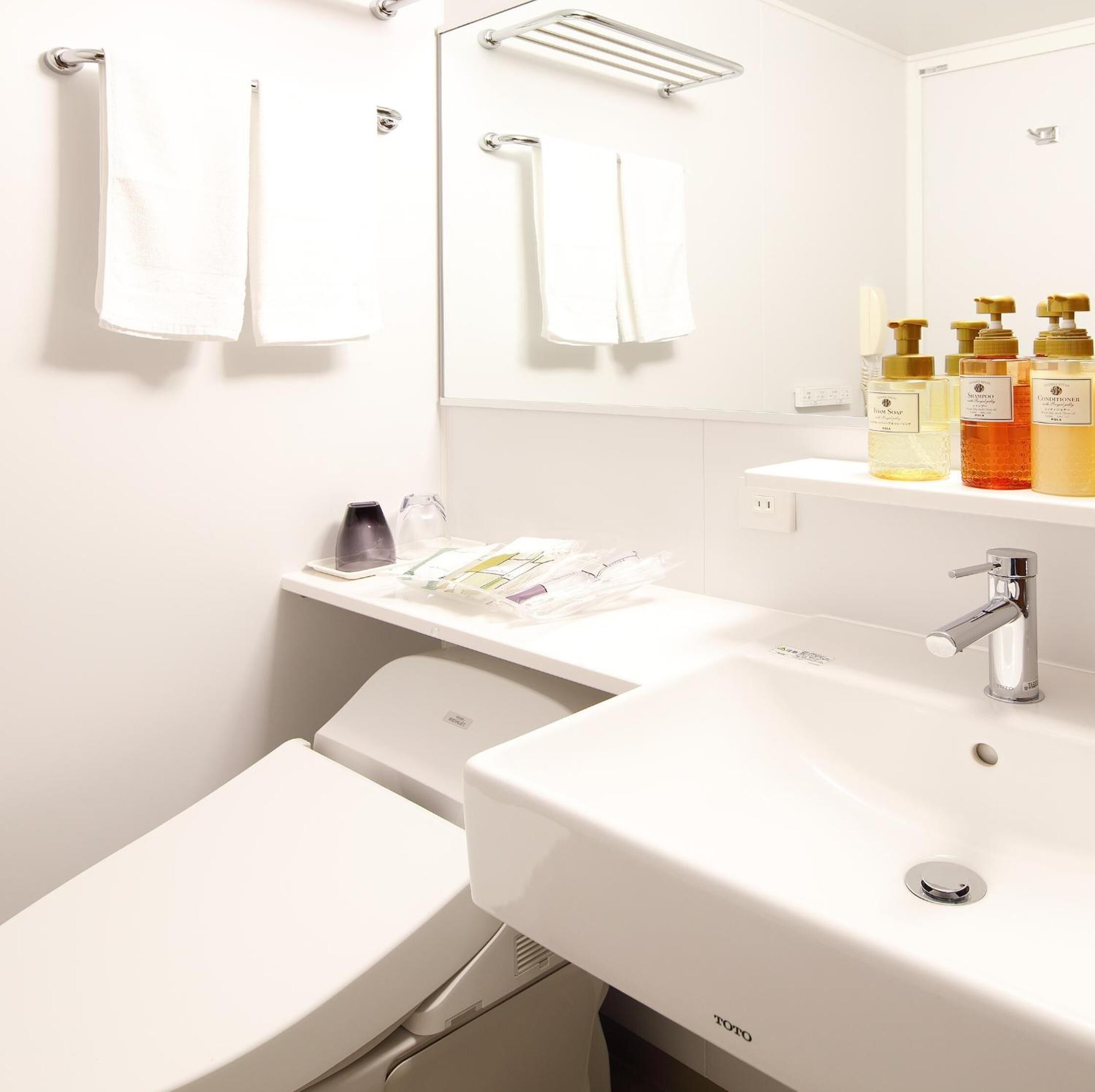 combined shower/bathtub, free toiletries, hair dryer, slippers