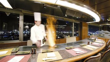 4 restaurantes; se sirven desayunos, almuerzos, cenas y cocina china