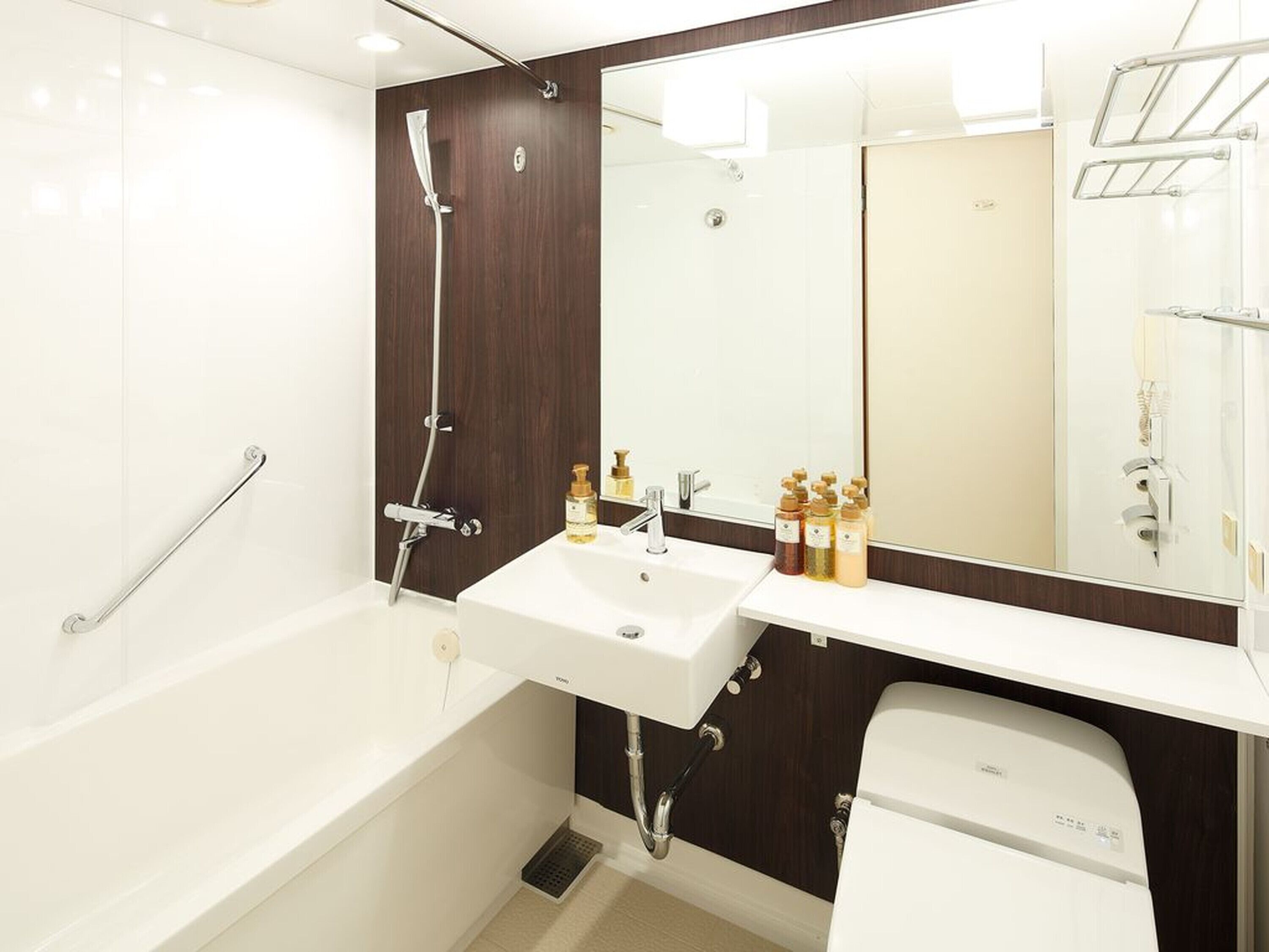 combined shower/bathtub, free toiletries, hair dryer, slippers