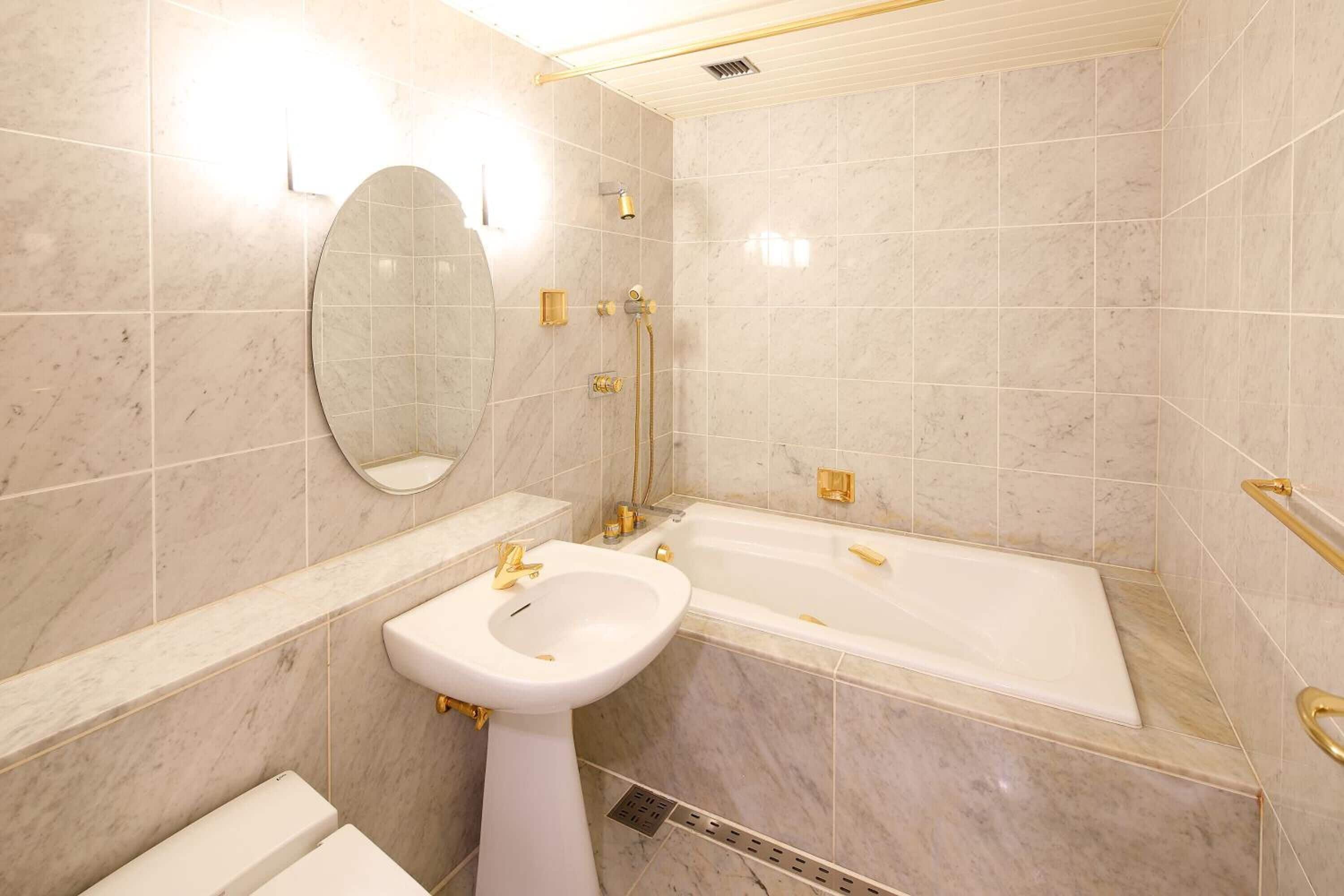 combined shower/bathtub, free toiletries, hair dryer, slippers