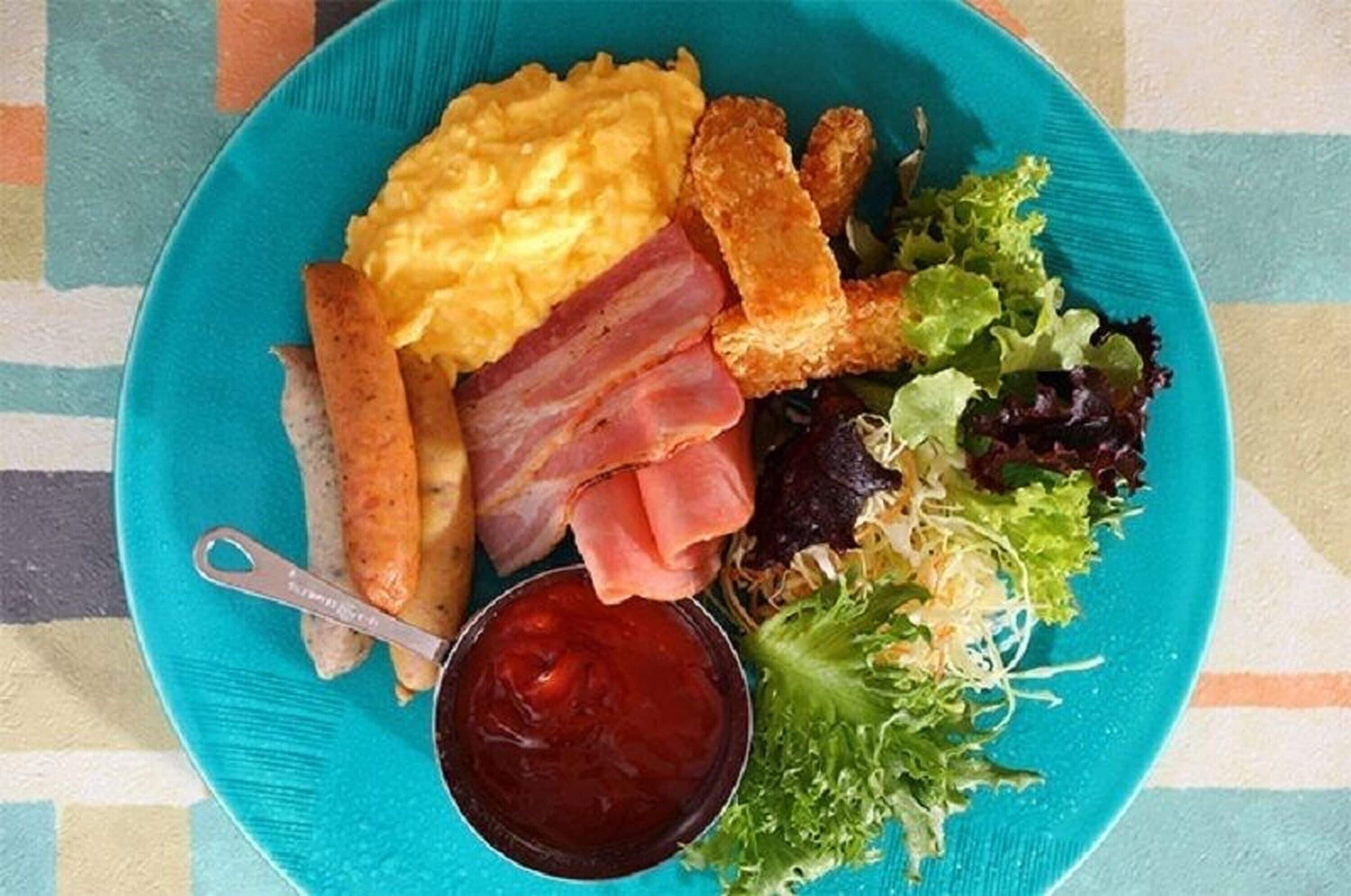 daily buffet breakfast (jpy 2238 per person)