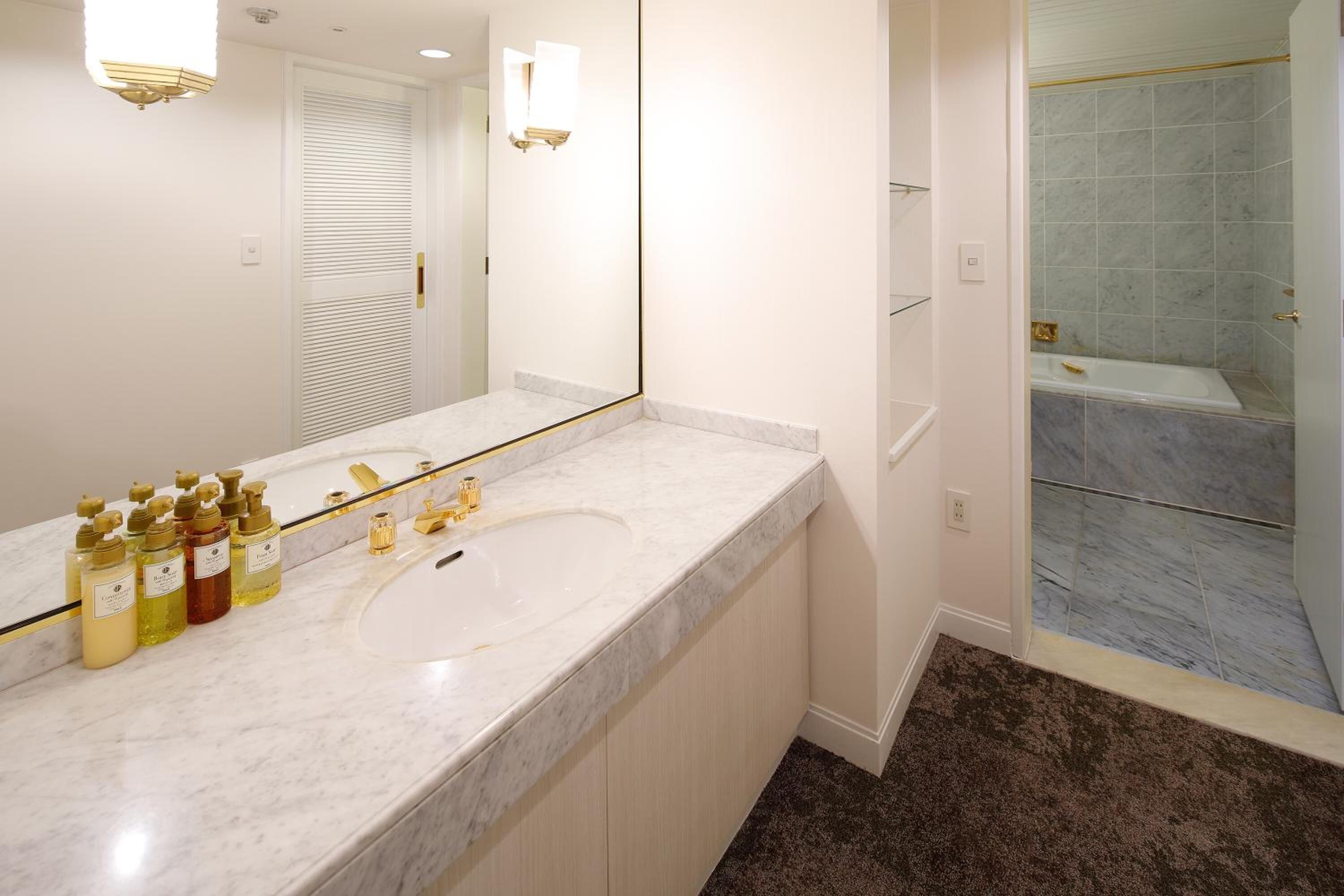 combined shower/bathtub, free toiletries, hair dryer, slippers