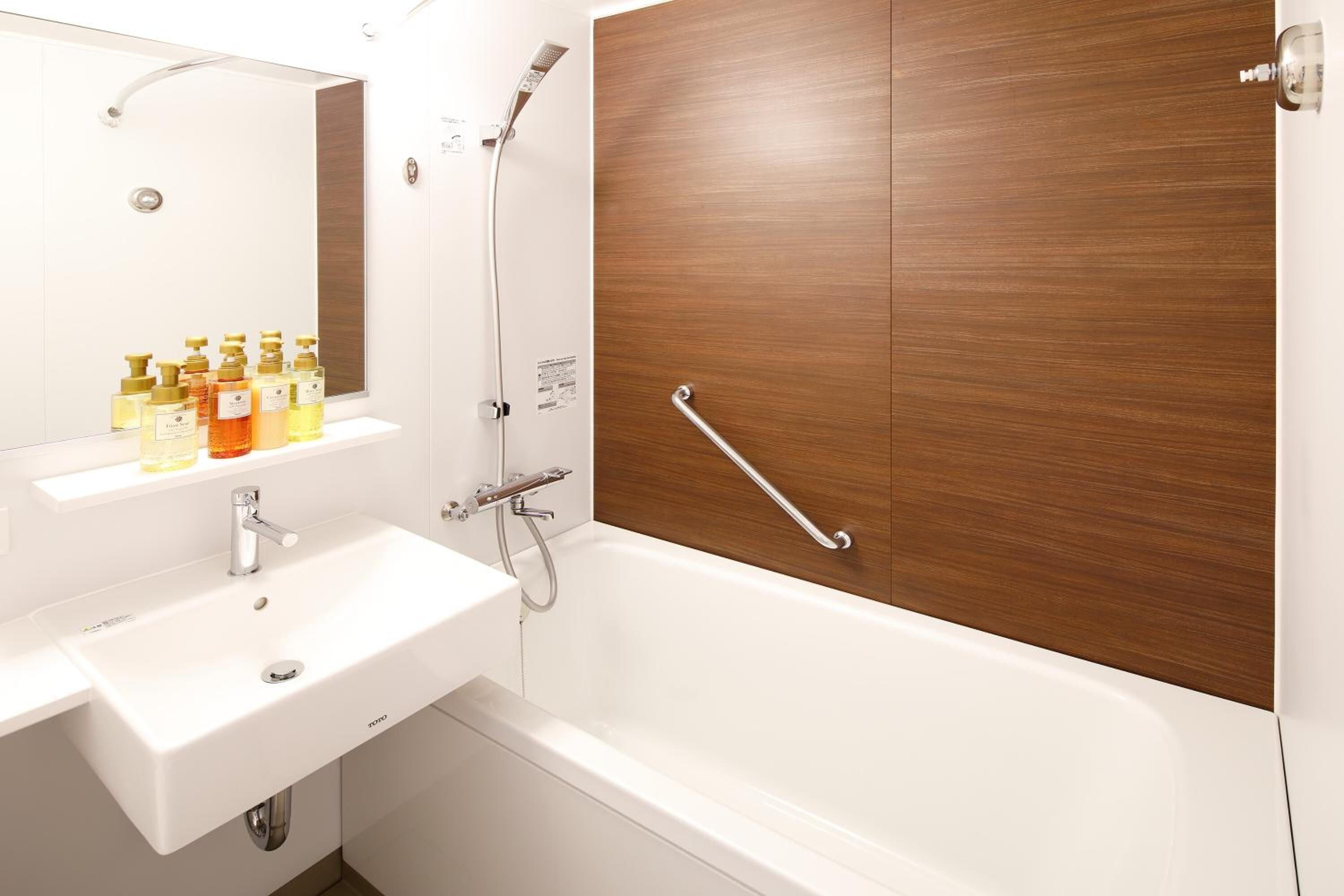 combined shower/bathtub, free toiletries, hair dryer, slippers