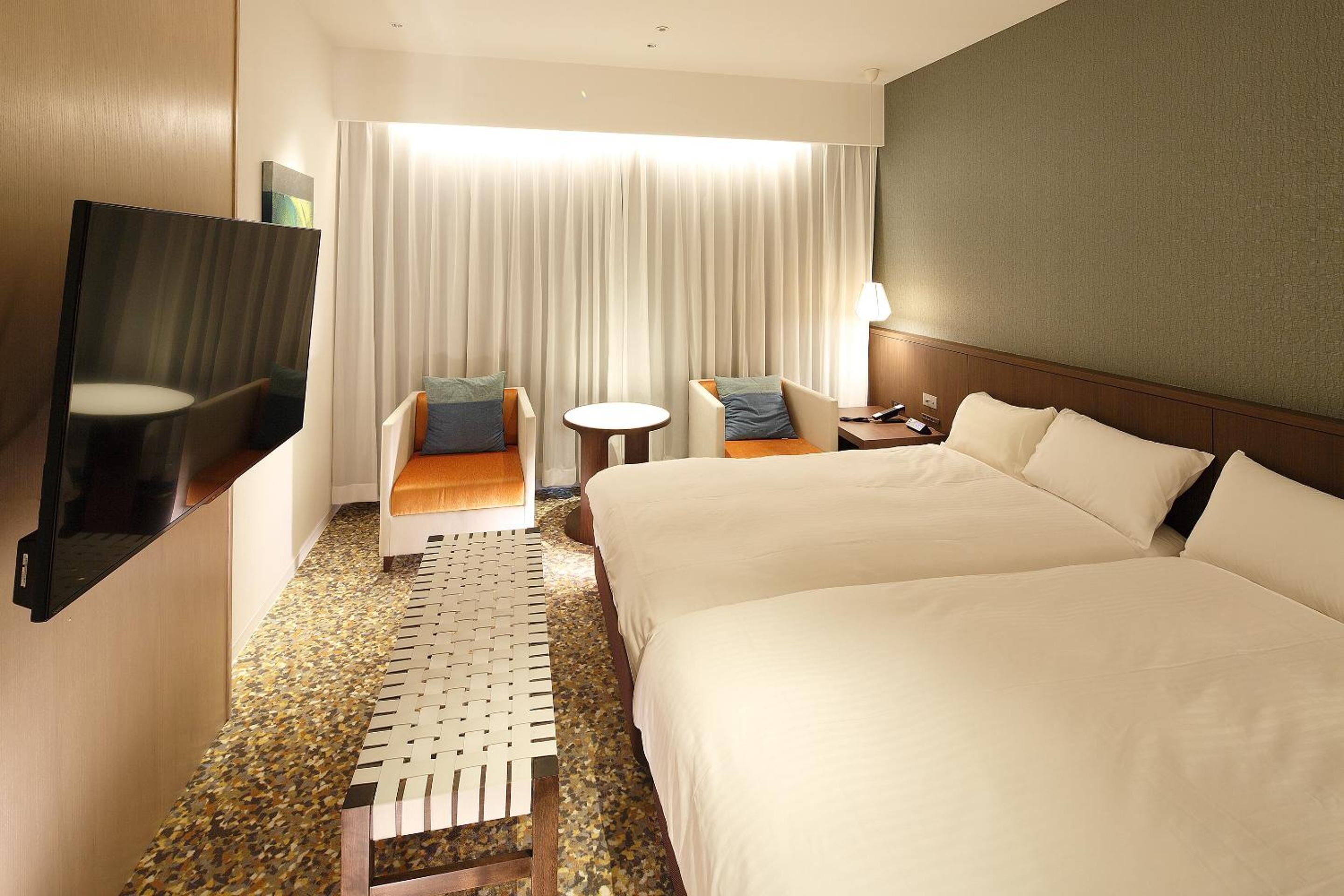 Een bureau, een strijkplank/strijkijzer, gratis wifi, beddengoed