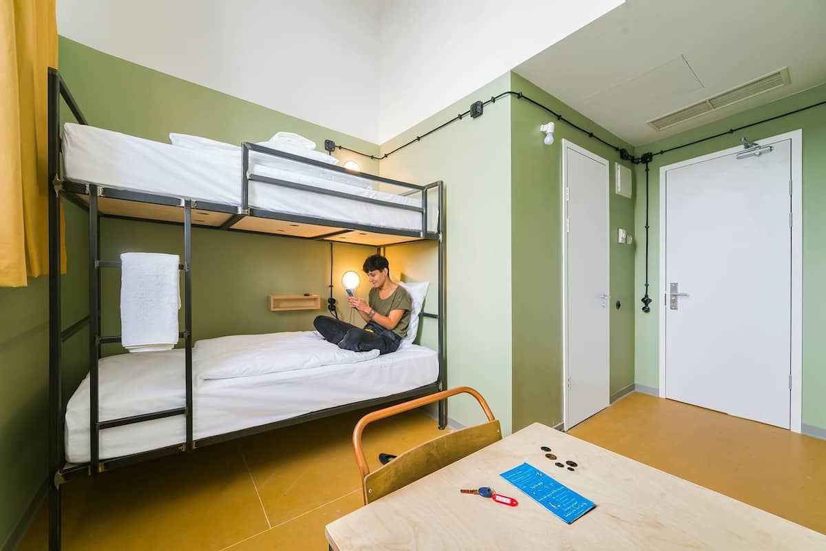 Twin Room (bunk beds) | Ruang tamu | Buku-buku