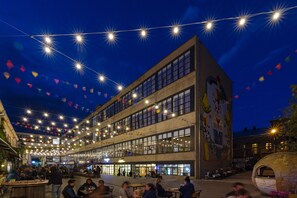 Mặt tiền nơi lưu trú - ban đêm