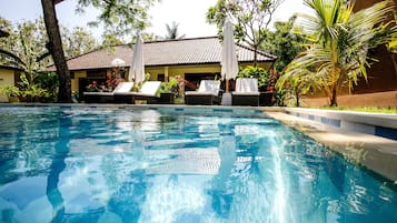 Kolam renang outdoor, dengan kursi berjemur