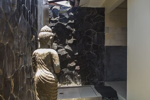 Chambre Familiale | Salle de bain | Douche, articles de toilette gratuits, serviettes fournies