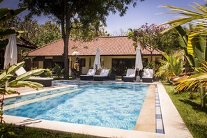 Outdoor pool, pool loungers - Mimpi Nyata Villa & Dive Center (Pemuteran)